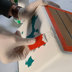 Application d'un mastic de finition polyester Boll