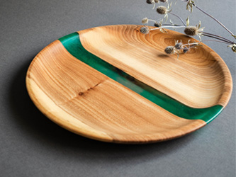 Assiette en bois et résine époxy de coulée