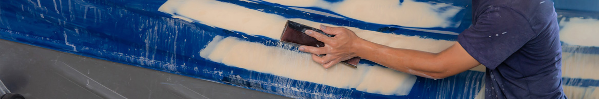 Réparation d'une coque de bateau avec un mastic polyester universel