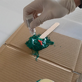 Mélange du mastic armé polyester Boll et du durcisseur BPO